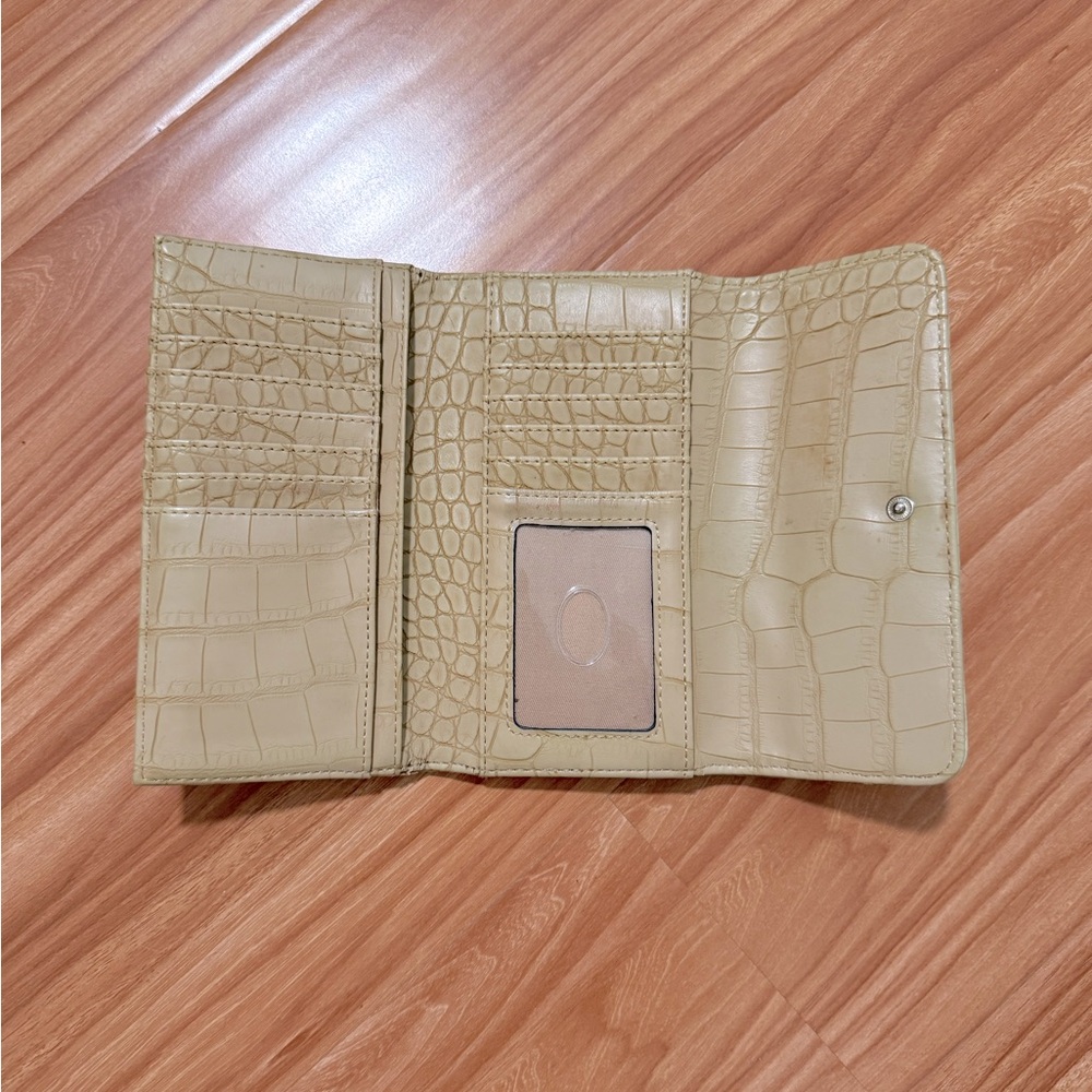 Guess Tan Wallet - Picture 4 of 4